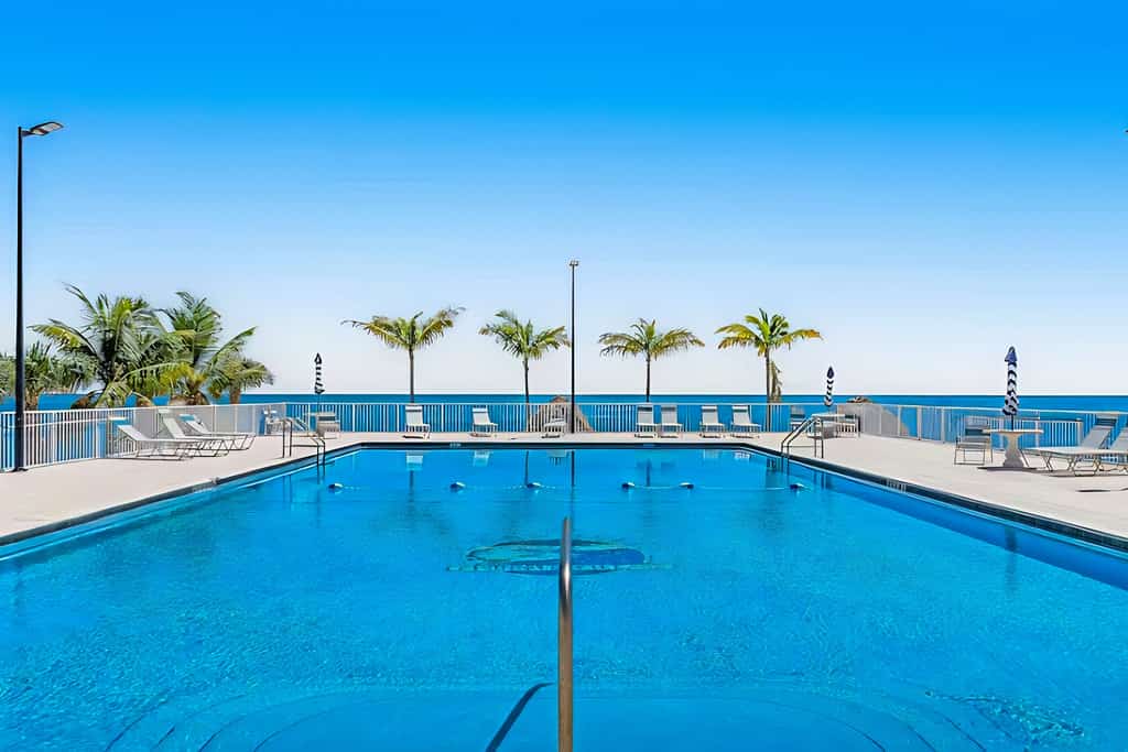 Gulfside condo with gorgeous views, shared pool, WiFi, & close to attractions