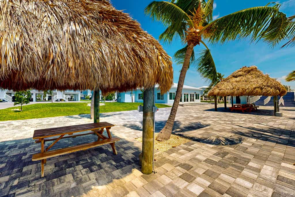 Gulfside condo with gorgeous views, shared pool, WiFi, & close to attractions