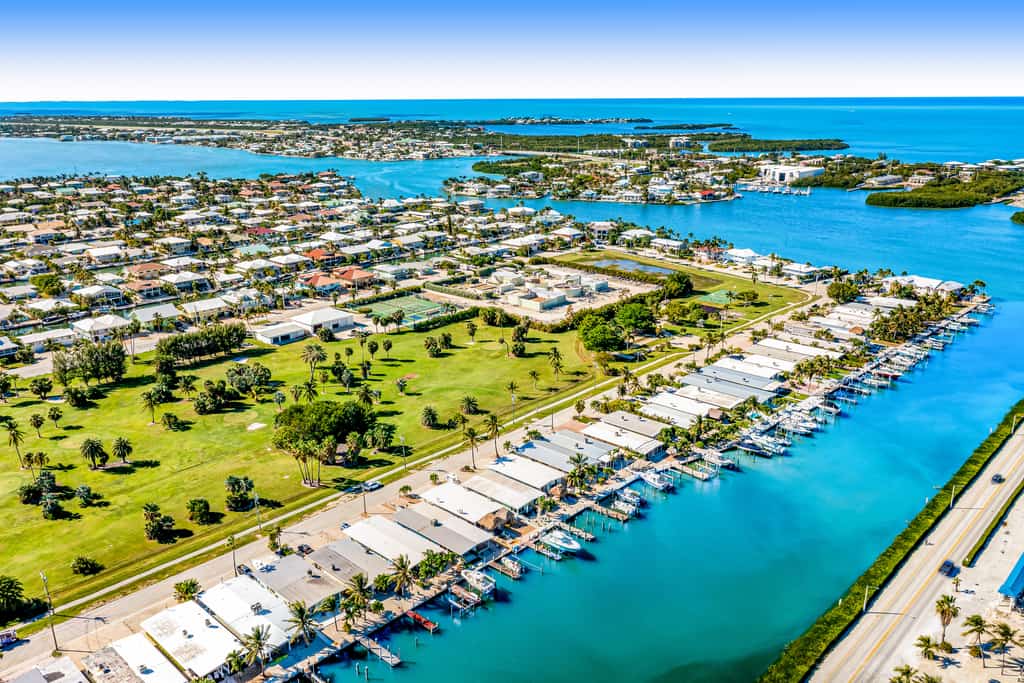 Renovated waterfront bungalow with private dock, lanai & Cabana Club/pool access