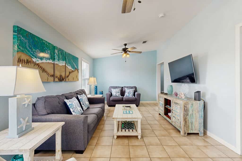 Charming home close to the ocean with pool, outdoor dining area and grill