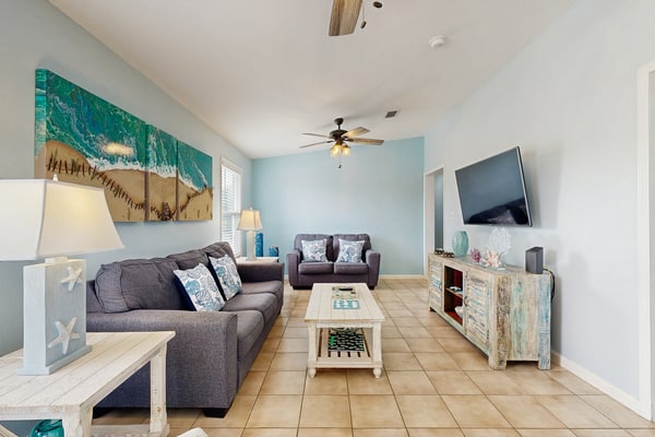 Charming home close to the ocean with pool, outdoor dining area and grill