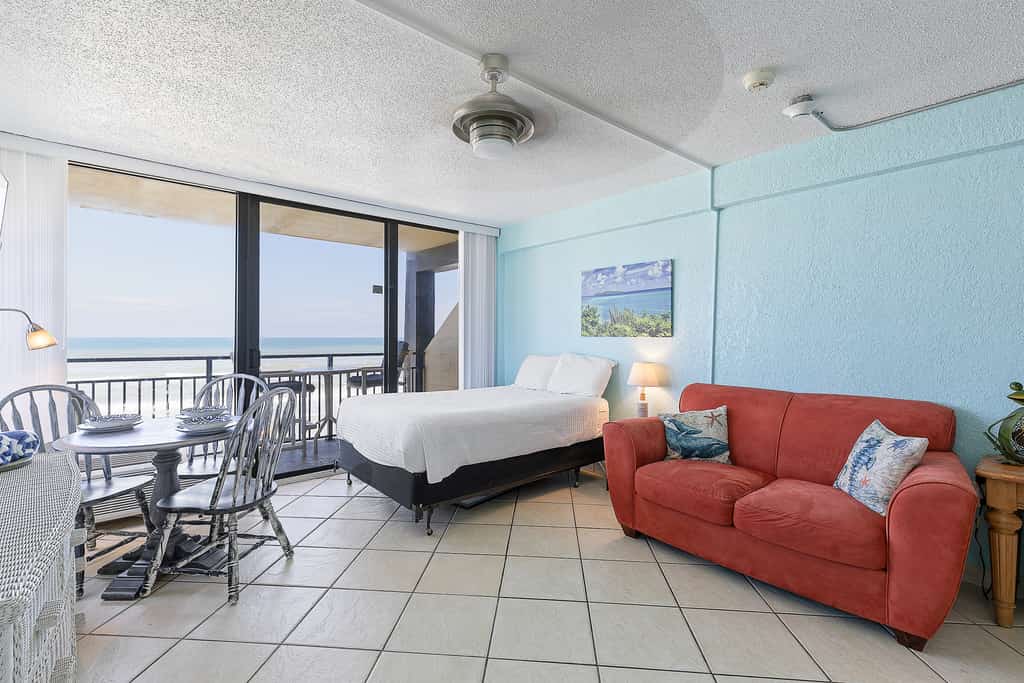 Oceanview Studio w/ Private Balcony, Pools & Beach Access