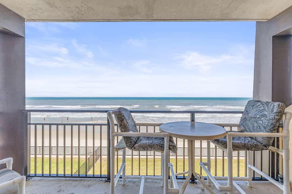 Oceanview Studio w/ Private Balcony, Pools & Beach Access