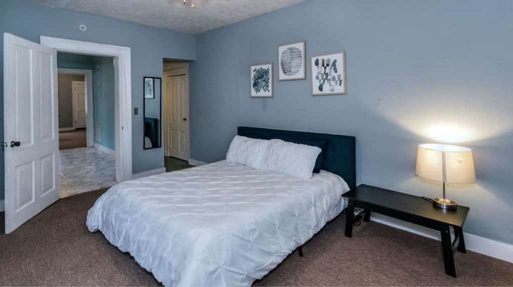 Come stay in our cozy home in the heart of beautiful, historic Columbus. Perfectly located near the scenic Chattahoochee RiverWalk, you’ll be minutes from great food, shops, and downtown charm. Explore spots like the Coca-Cola Space Science Center or relax by the river. Visiting Fort Moore? Just a quick 15-minute drive away. 