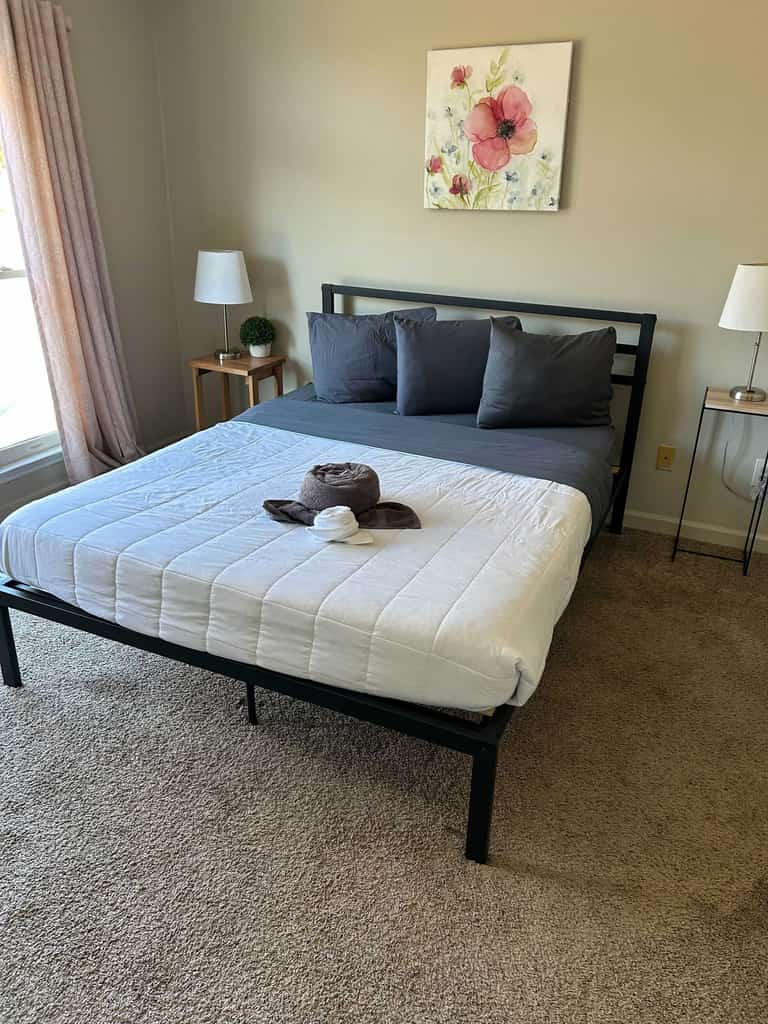 This cozy townhouse sits right off Lake Bottom Park, Columbus's most family-friendly spot, ideal for runners, walkers, and strollers. Just 5 minutes from Columbus State University, 20 minutes from Fort Benning, and 10 minutes from downtown, where you can enjoy the scenic Chattahoochee River. Perfect for families and professionals alike! Our listing features professional and real-time photos, ensuring you know exactly what to expect. We’d love to host you!