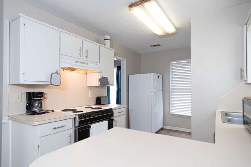 This cozy townhouse sits right off Lake Bottom Park, Columbus's most family-friendly spot, ideal for runners, walkers, and strollers. Just 5 minutes from Columbus State University, 20 minutes from Fort Benning, and 10 minutes from downtown, where you can enjoy the scenic Chattahoochee River. Perfect for families and professionals alike! Our listing features professional and real-time photos, ensuring you know exactly what to expect. We’d love to host you!