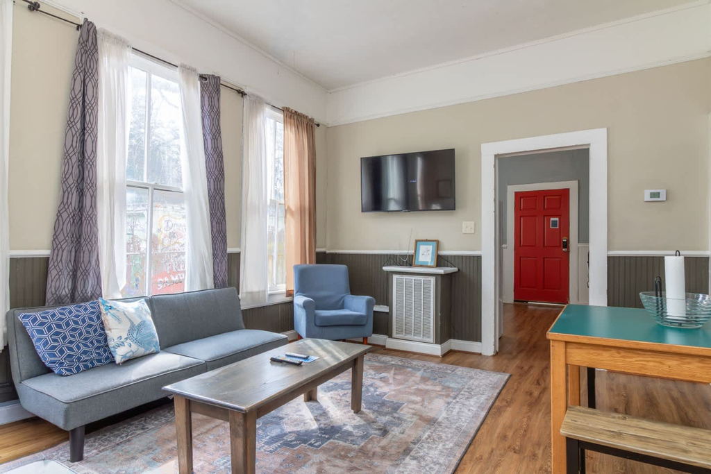 Cozy Downtown Back Unit - The Sunny Southern Manse