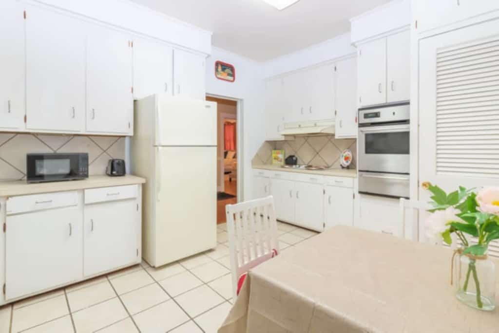 Charming 3BR home in the historic Weracoba–St. Elmo District, just steps from Lakebottom Park. Sleeps 9 with 4 beds, a fully equipped kitchen, and a spacious fenced backyard—perfect for entertaining and pets. We include both professional photos and real-time cleaning photos so you know exactly what to expect.