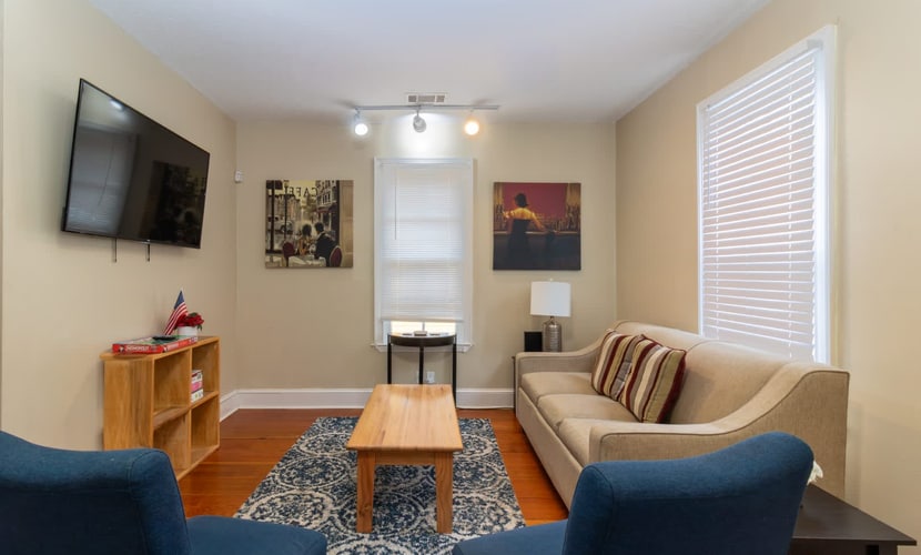 This newly-renovated historic home, just one block from Broadway, is perfect for families or friends. Walk to restaurants, the Riverwalk, and reach Fort Moore in 15 minutes. With open-concept living, space for 10 guests, and a large outdoor area, it’s ideal for gatherings. Lofted ceilings add brightness and space. Enjoy a full kitchen, large beds, quality linens, and towels. We've included both professional photos and real-time images from our cleaning team, so you know what to expect.