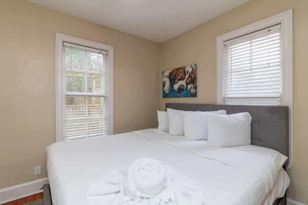 This newly-renovated historic home, just one block from Broadway, is perfect for families or friends. Walk to restaurants, the Riverwalk, and reach Fort Moore in 15 minutes. With open-concept living, space for 10 guests, and a large outdoor area, it’s ideal for gatherings. Lofted ceilings add brightness and space. Enjoy a full kitchen, large beds, quality linens, and towels. We've included both professional photos and real-time images from our cleaning team, so you know what to expect.