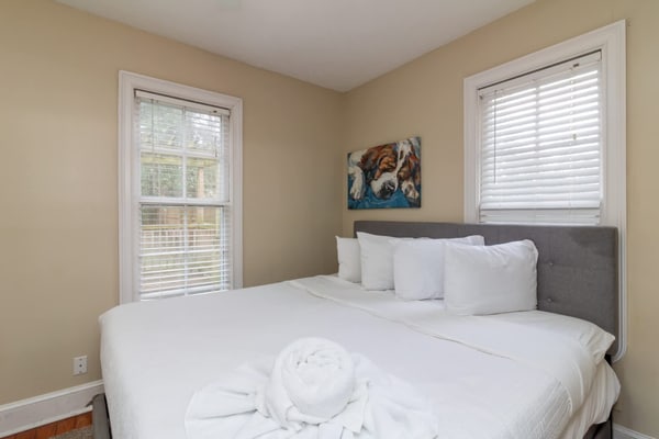 This newly-renovated historic home, just one block from Broadway, is perfect for families or friends. Walk to restaurants, the Riverwalk, and reach Fort Moore in 15 minutes. With open-concept living, space for 10 guests, and a large outdoor area, it’s ideal for gatherings. Lofted ceilings add brightness and space. Enjoy a full kitchen, large beds, quality linens, and towels. We've included both professional photos and real-time images from our cleaning team, so you know what to expect.