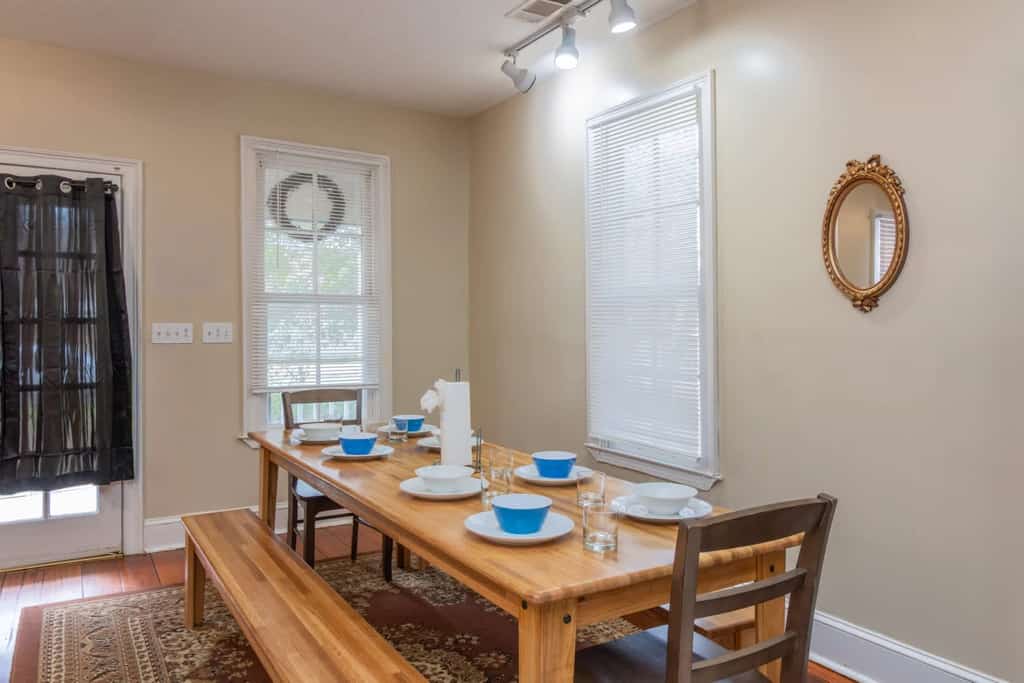 This newly-renovated historic home, just one block from Broadway, is perfect for families or friends. Walk to restaurants, the Riverwalk, and reach Fort Moore in 15 minutes. With open-concept living, space for 10 guests, and a large outdoor area, it’s ideal for gatherings. Lofted ceilings add brightness and space. Enjoy a full kitchen, large beds, quality linens, and towels. We've included both professional photos and real-time images from our cleaning team, so you know what to expect.