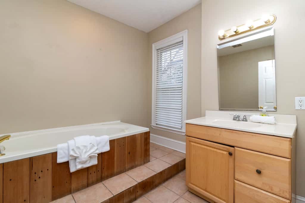 Historic Broadway Bungalow: Walk to Riverwalk,