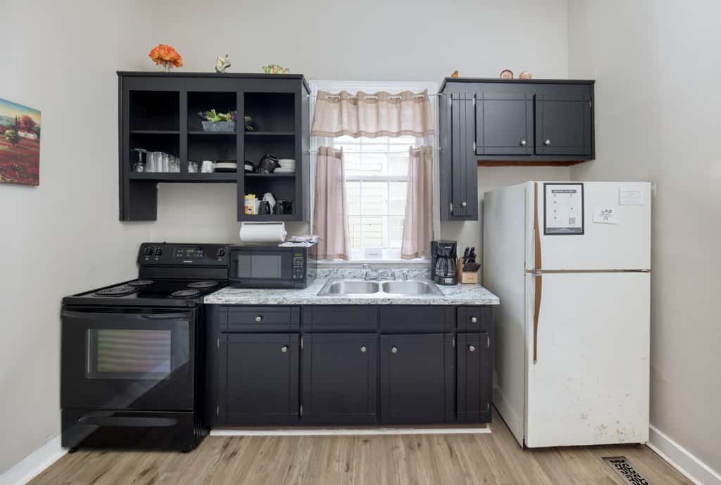 This cozy cottage near the river is in the heart of the historic district. We often have guests stay with us for extended periods, but we also love hosting people for shorter stays, as well. With a queen bed and pullout sofa, the house can sleep 4. We love dog owners, so your furry friends are welcome. Kitchen fully equipped. Grill, memory foam mattress, towels, sheets, a TV, WiFi, and Roku included. Plenty of parking and walkable to river & downtown. 15 minutes to Fort Moore.