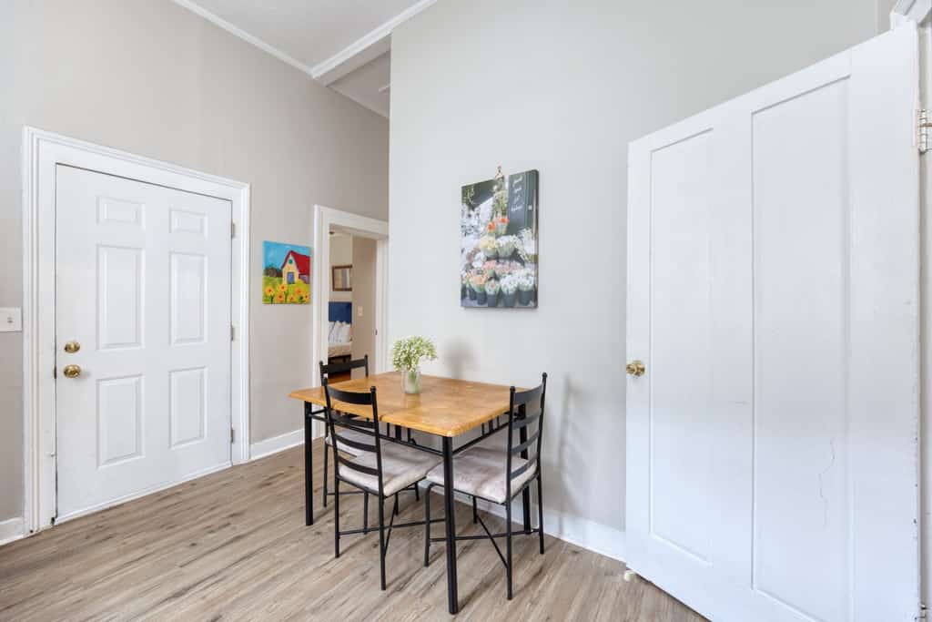 This cozy cottage near the river is in the heart of the historic district. We often have guests stay with us for extended periods, but we also love hosting people for shorter stays, as well. With a queen bed and pullout sofa, the house can sleep 4. We love dog owners, so your furry friends are welcome. Kitchen fully equipped. Grill, memory foam mattress, towels, sheets, a TV, WiFi, and Roku included. Plenty of parking and walkable to river & downtown. 15 minutes to Fort Moore.