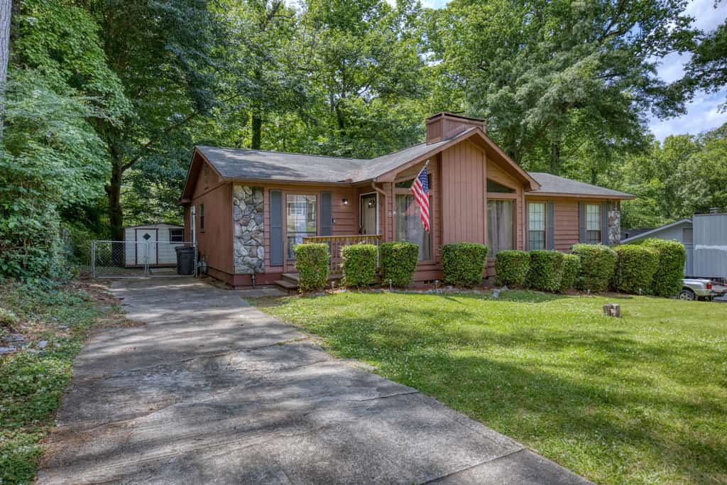 Escape to our cozy cabin in Columbus, featuring a grand fireplace, vaulted ceilings, and an open living area. Enjoy the spacious back porch, renovated kitchen, and in-unit washer & dryer. With 3 bedrooms and 2 baths, it sleeps 8 comfortably. Located under 20 minutes from Fort Moore and downtown. Pets welcome with a fee. Photos reflect exactly what to expect.