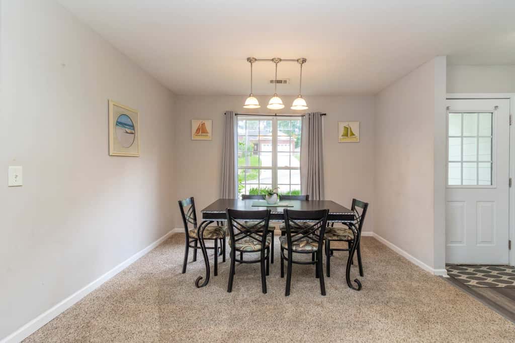 Near Shops, Dining & Airport- The Hilltop Bungalow