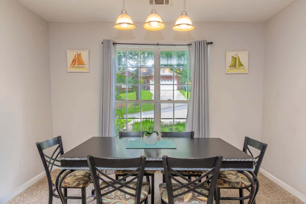 Near Shops, Dining & Airport- The Hilltop Bungalow