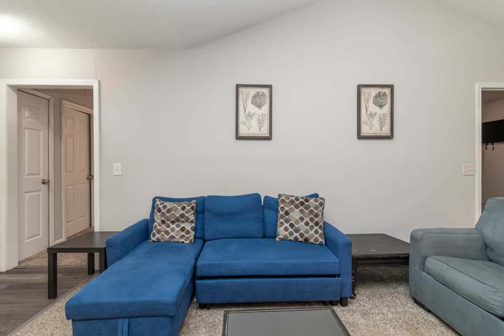 Near Shops, Dining & Airport- The Hilltop Bungalow