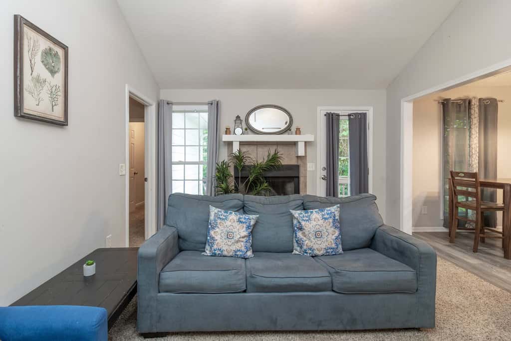 Near Shops, Dining & Airport- The Hilltop Bungalow