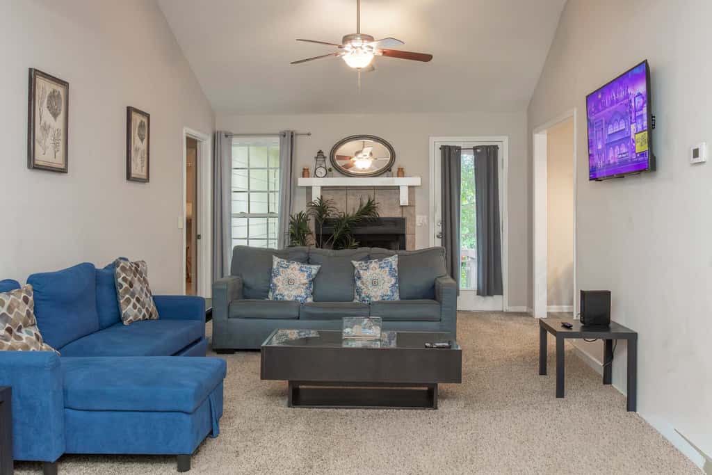 Near Shops, Dining & Airport- The Hilltop Bungalow