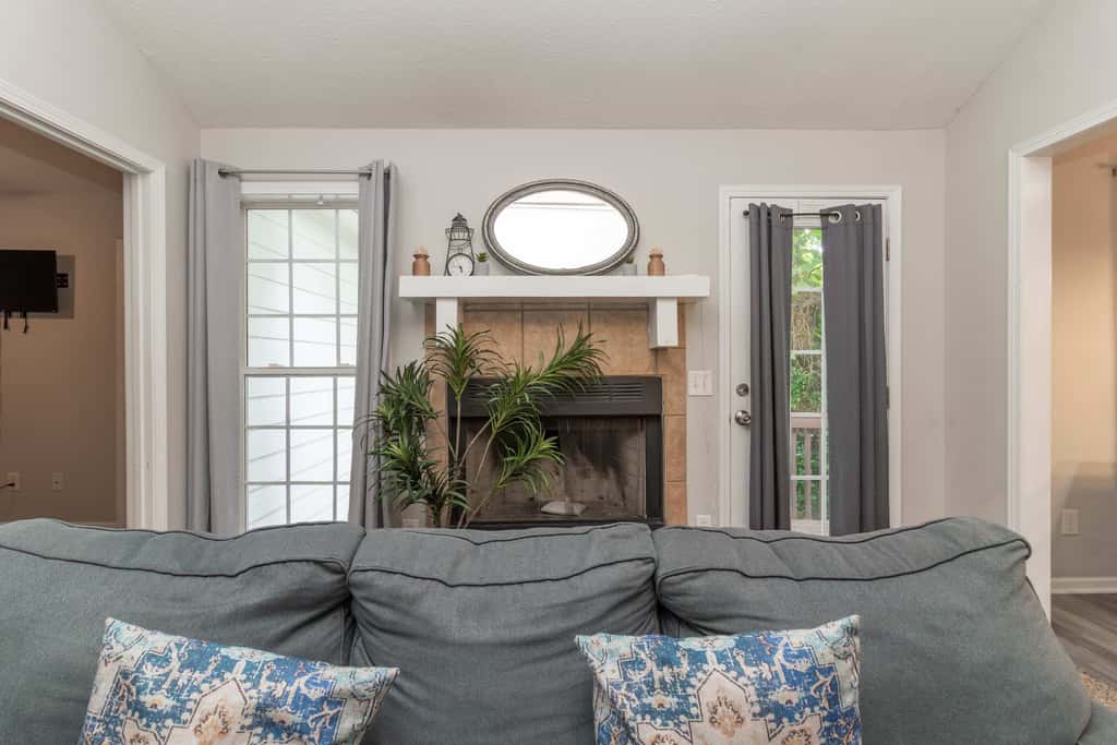 Near Shops, Dining & Airport- The Hilltop Bungalow