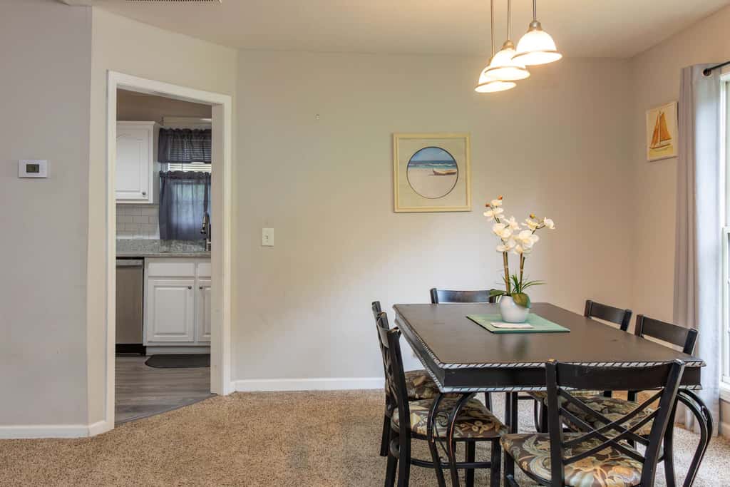 Near Shops, Dining & Airport- The Hilltop Bungalow
