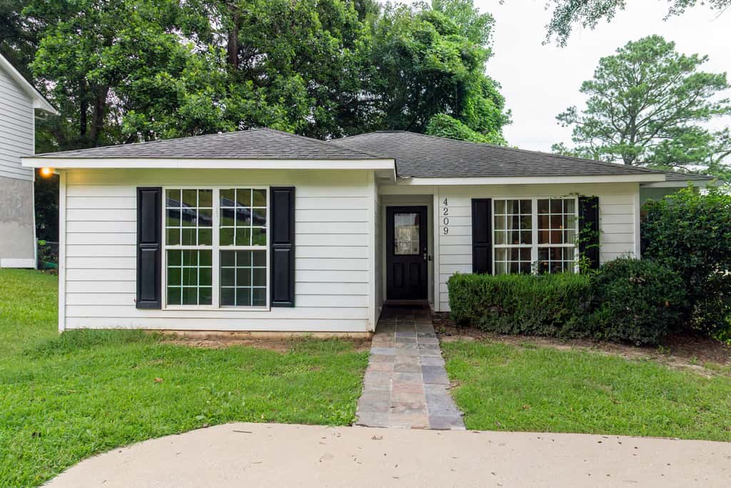 Near Shops, Dining & Airport- The Hilltop Bungalow