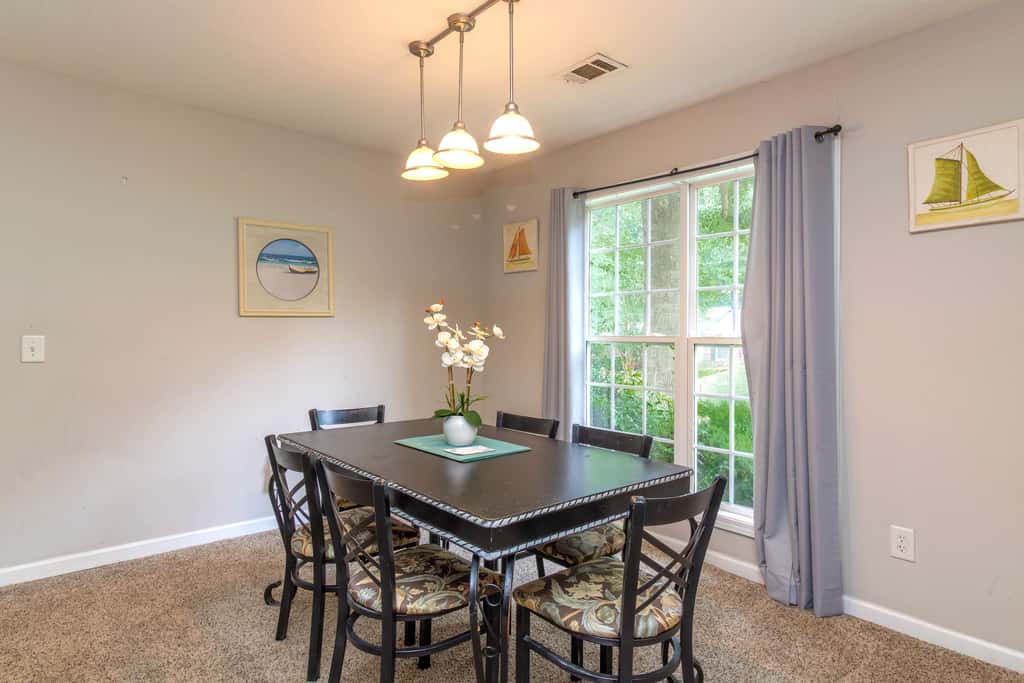 Near Shops, Dining & Airport- The Hilltop Bungalow