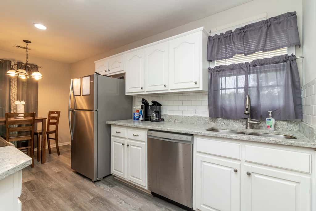 Near Shops, Dining & Airport- The Hilltop Bungalow