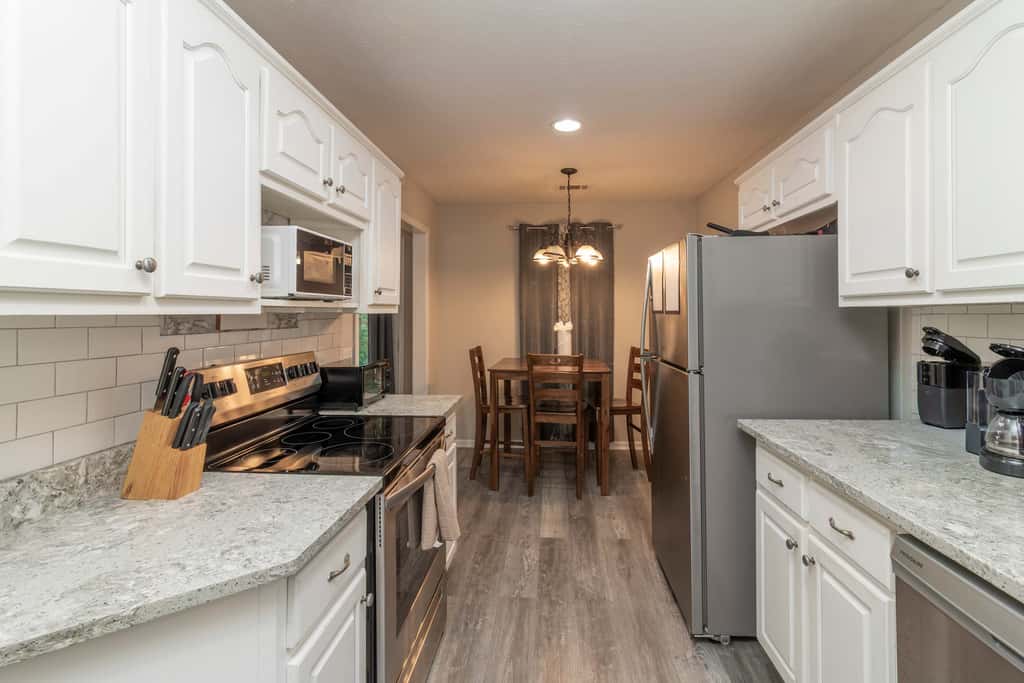 Near Shops, Dining & Airport- The Hilltop Bungalow