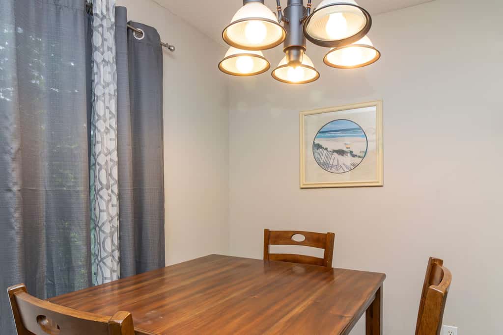 Near Shops, Dining & Airport- The Hilltop Bungalow