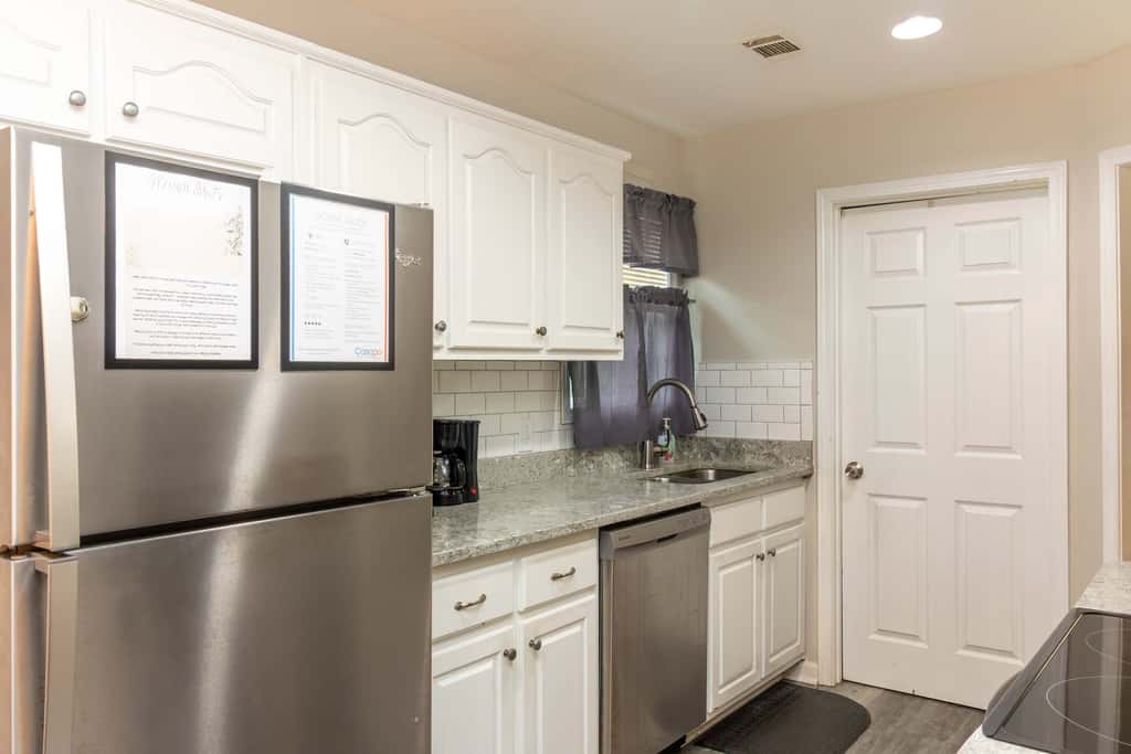 Near Shops, Dining & Airport- The Hilltop Bungalow