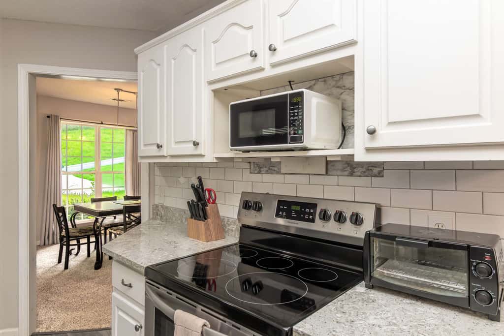 Near Shops, Dining & Airport- The Hilltop Bungalow