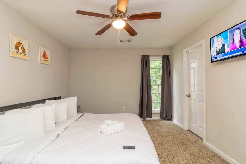 Near Shops, Dining & Airport- The Hilltop Bungalow