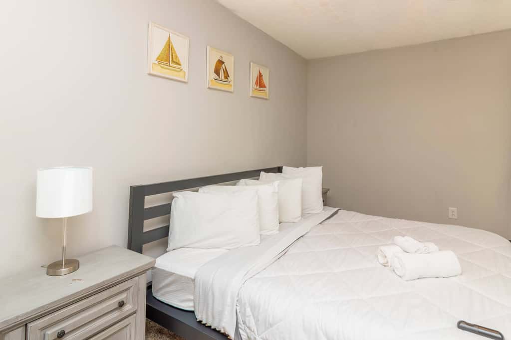 Near Shops, Dining & Airport- The Hilltop Bungalow