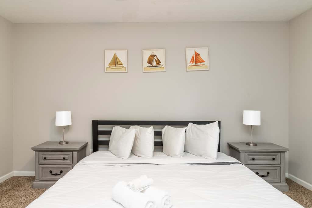 Near Shops, Dining & Airport- The Hilltop Bungalow