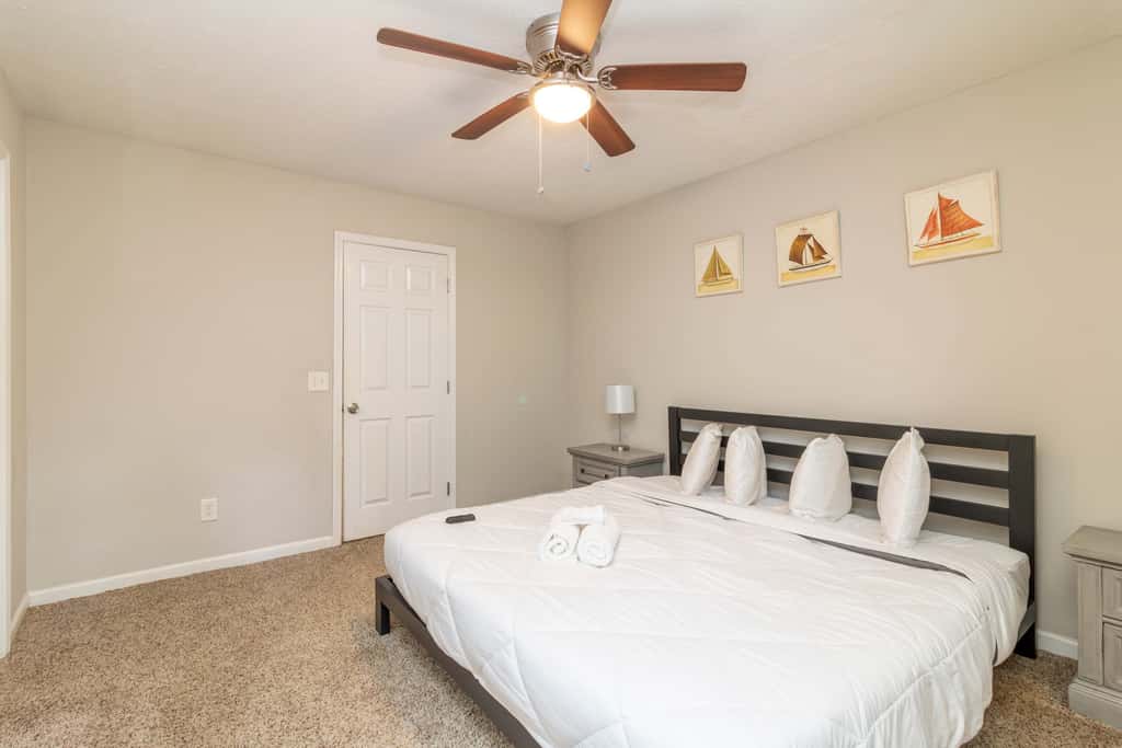 Near Shops, Dining & Airport- The Hilltop Bungalow