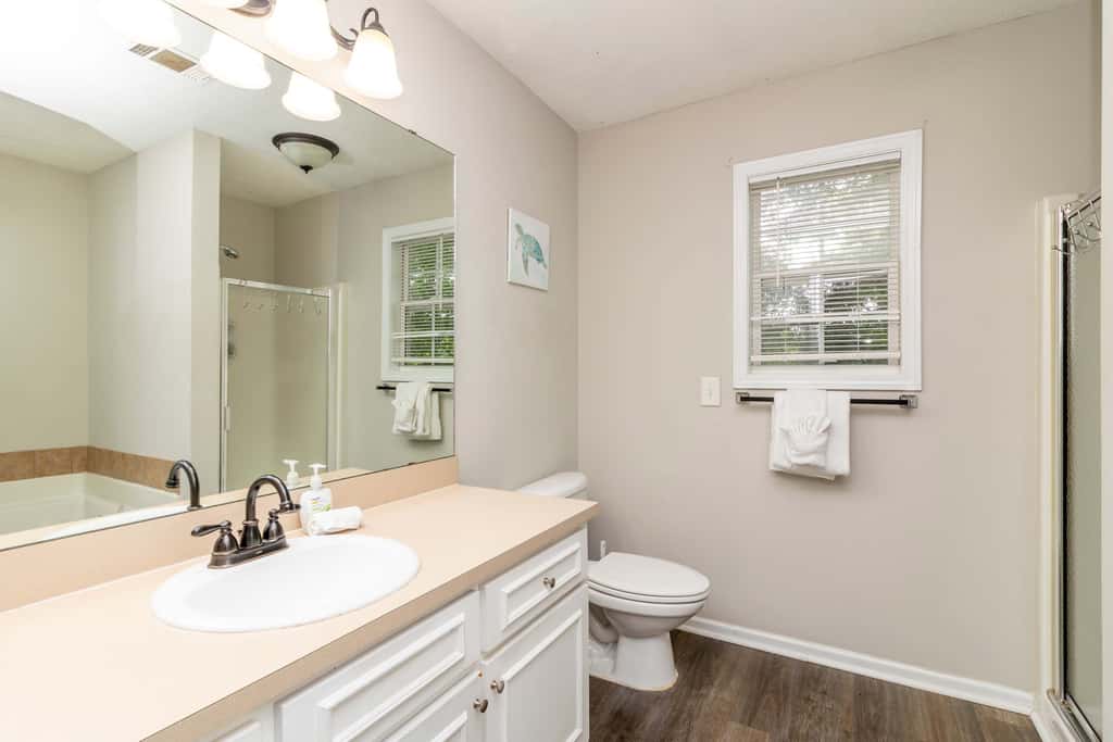 Near Shops, Dining & Airport- The Hilltop Bungalow