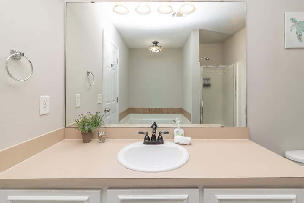Near Shops, Dining & Airport- The Hilltop Bungalow