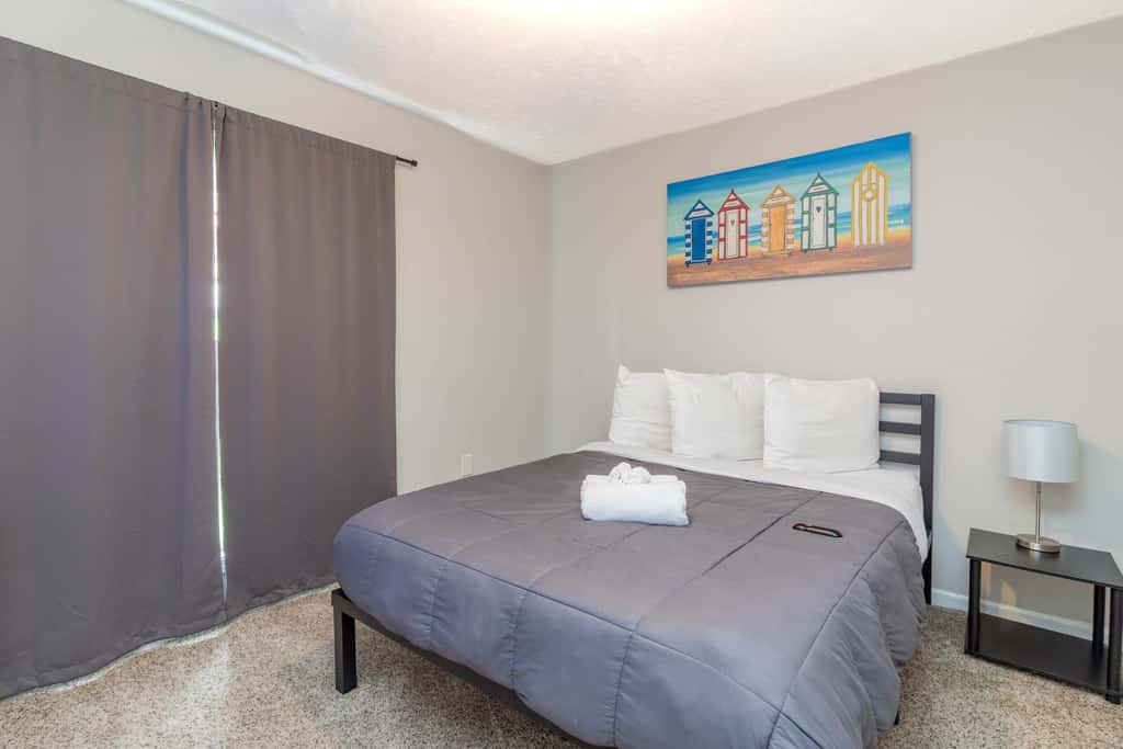 Near Shops, Dining & Airport- The Hilltop Bungalow