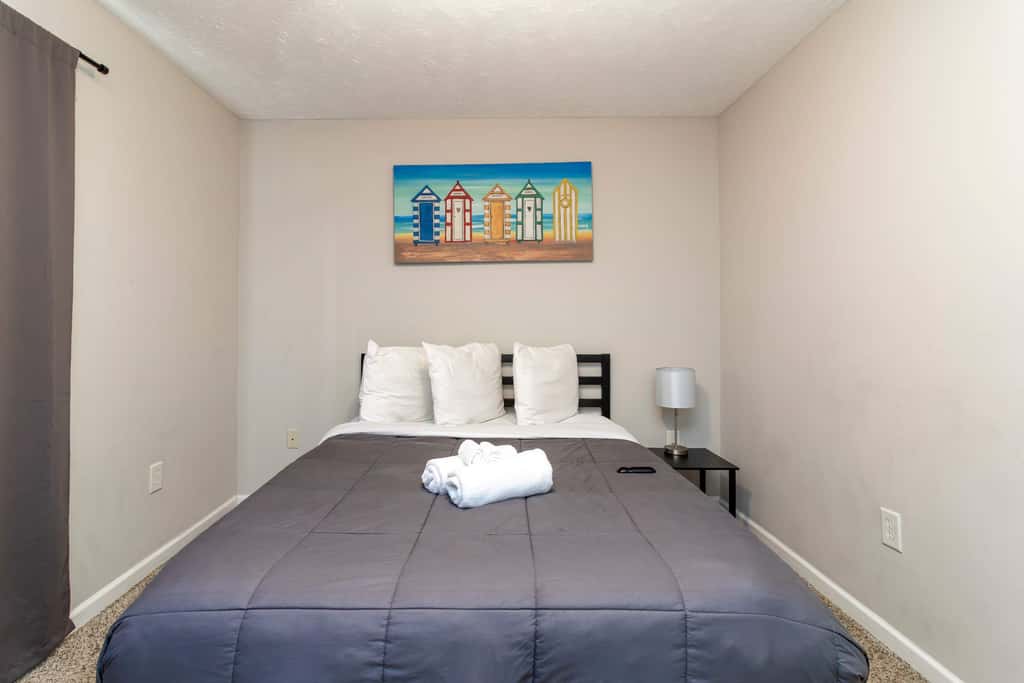 Near Shops, Dining & Airport- The Hilltop Bungalow