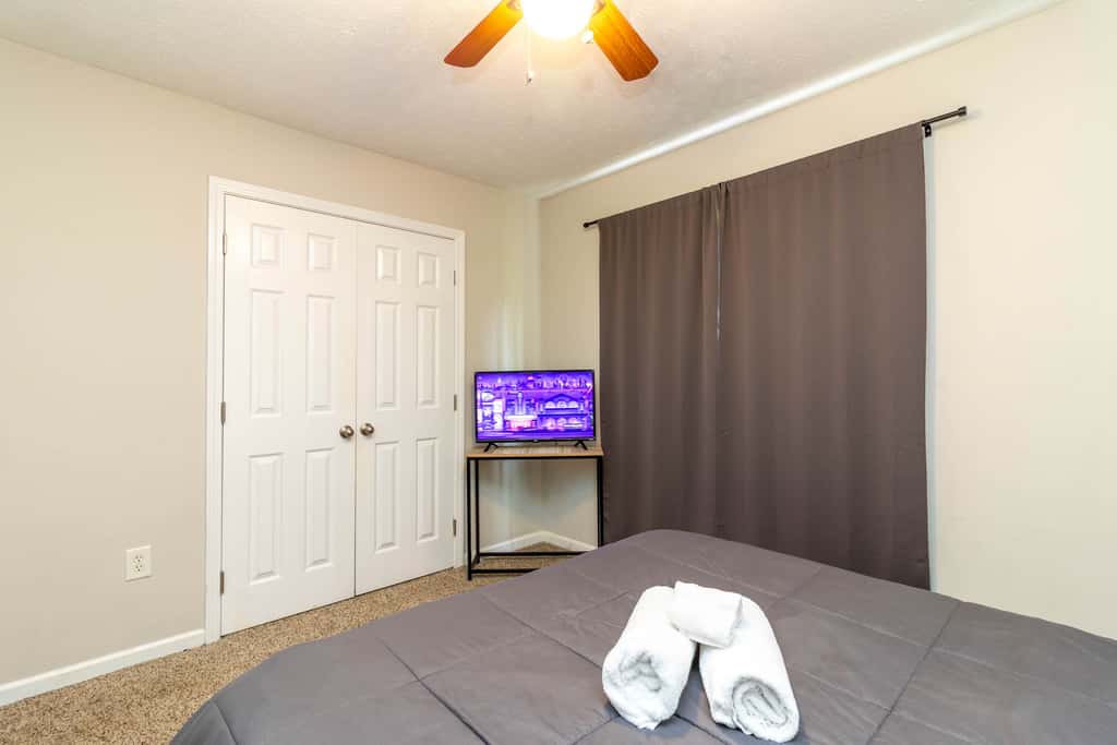 Near Shops, Dining & Airport- The Hilltop Bungalow