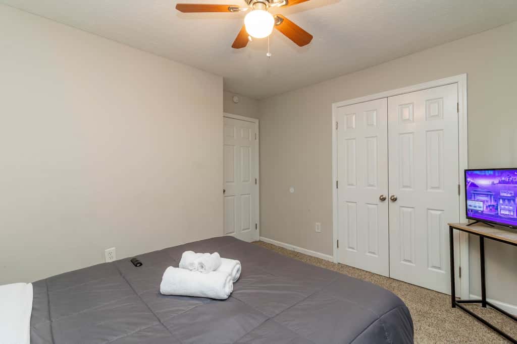 Near Shops, Dining & Airport- The Hilltop Bungalow