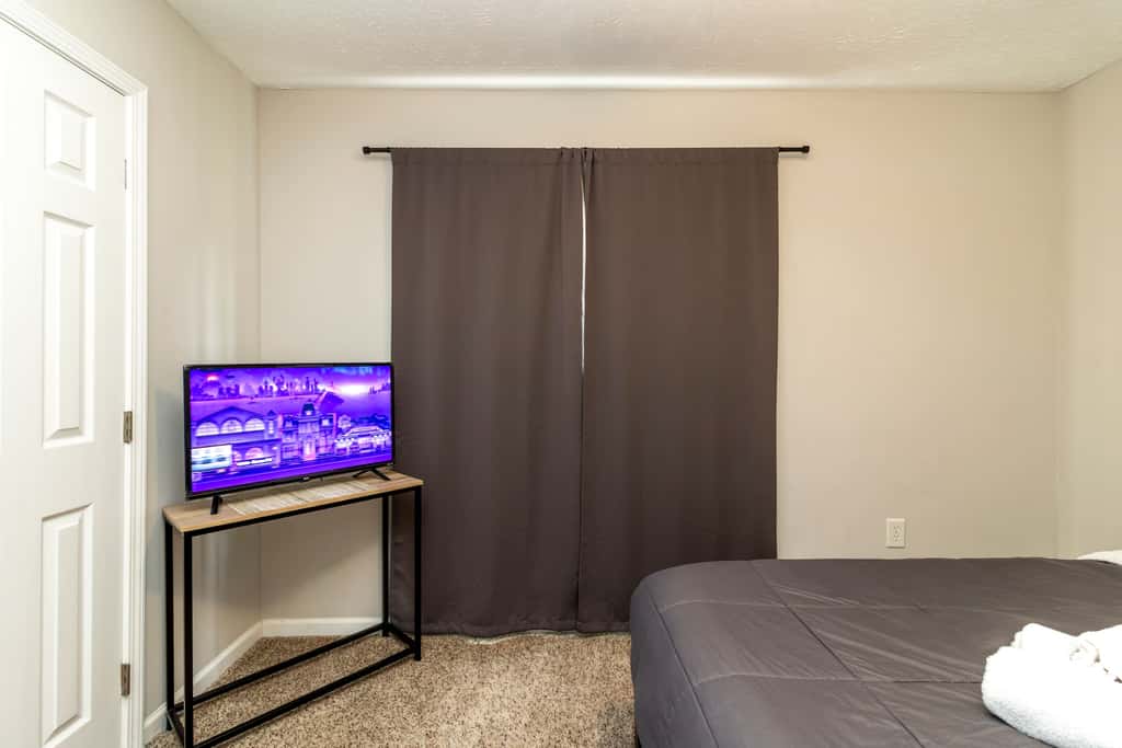 Near Shops, Dining & Airport- The Hilltop Bungalow