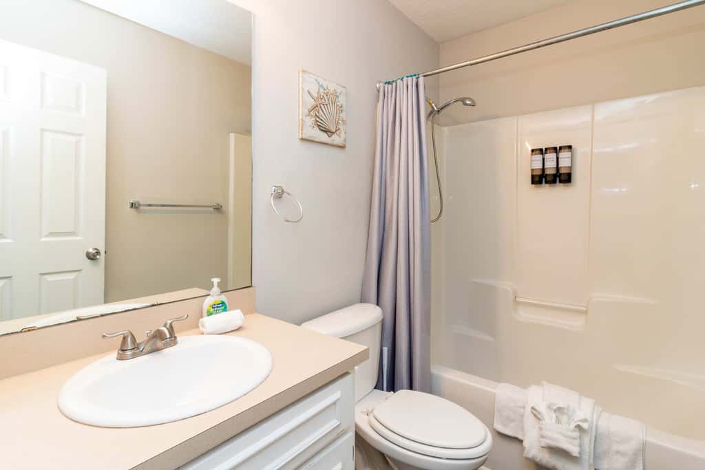 Near Shops, Dining & Airport- The Hilltop Bungalow