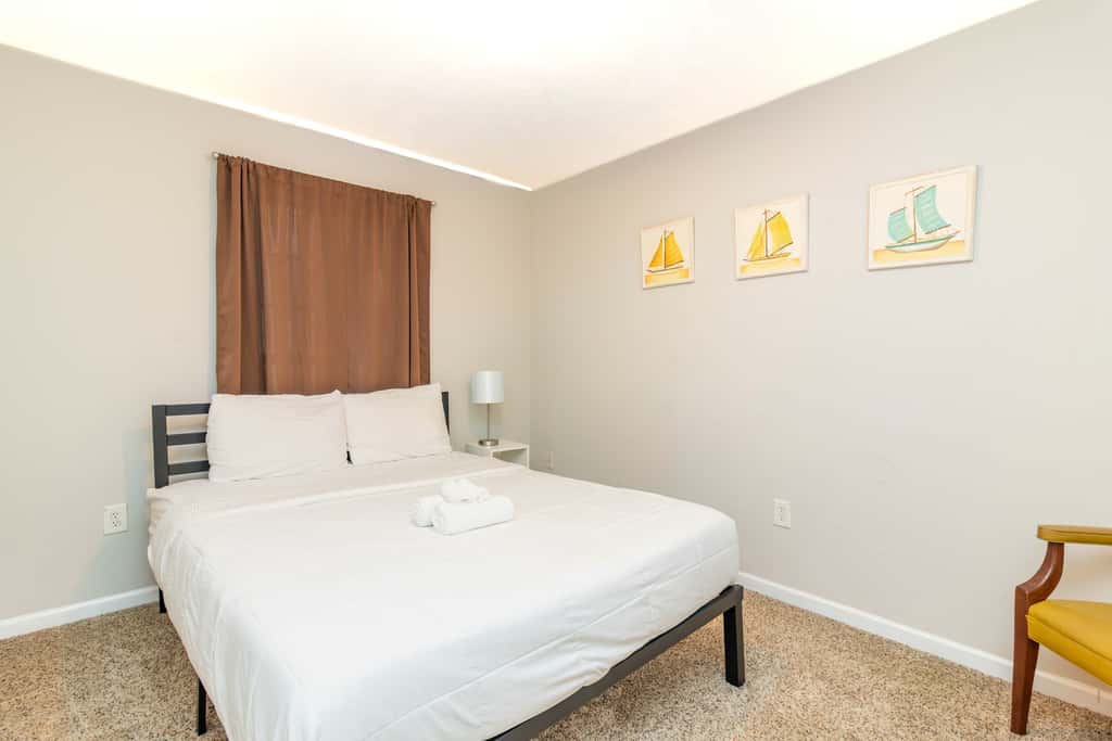Near Shops, Dining & Airport- The Hilltop Bungalow
