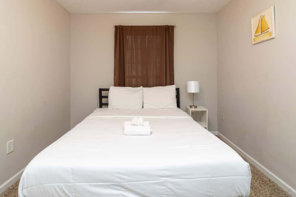 Near Shops, Dining & Airport- The Hilltop Bungalow