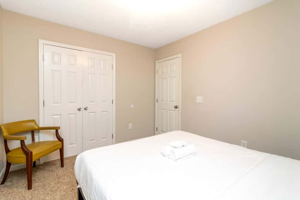 Near Shops, Dining & Airport- The Hilltop Bungalow