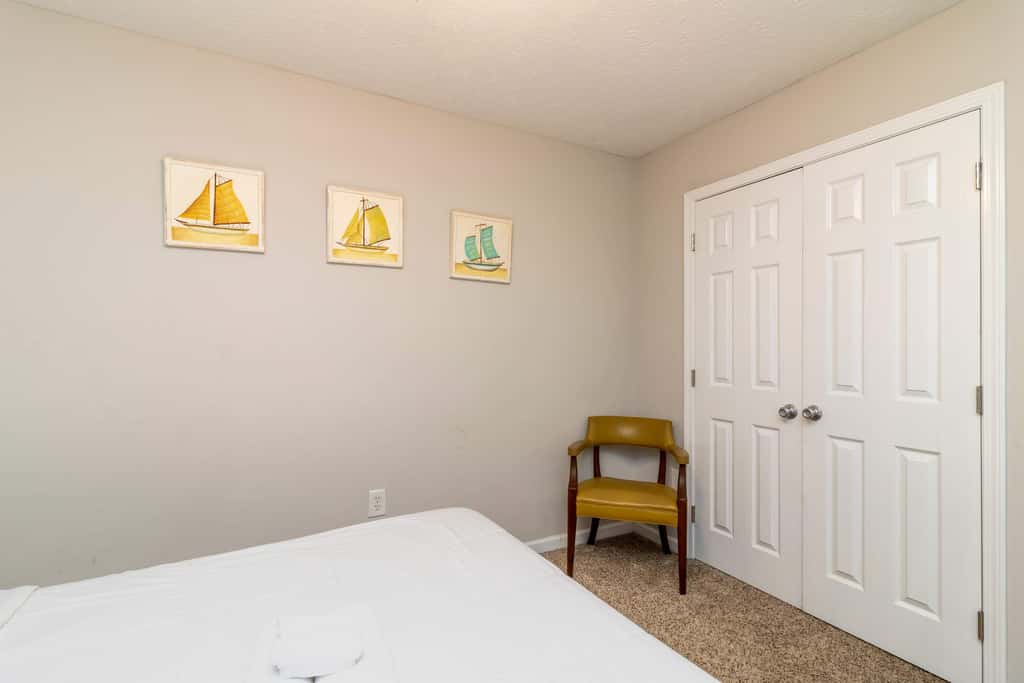 Near Shops, Dining & Airport- The Hilltop Bungalow